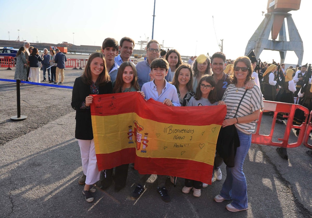 Las familias Pemán y Falcón, naturales de Cádiz y Oviedo esperando a Fernando y su novia Ana, ambos guardiamarinas.