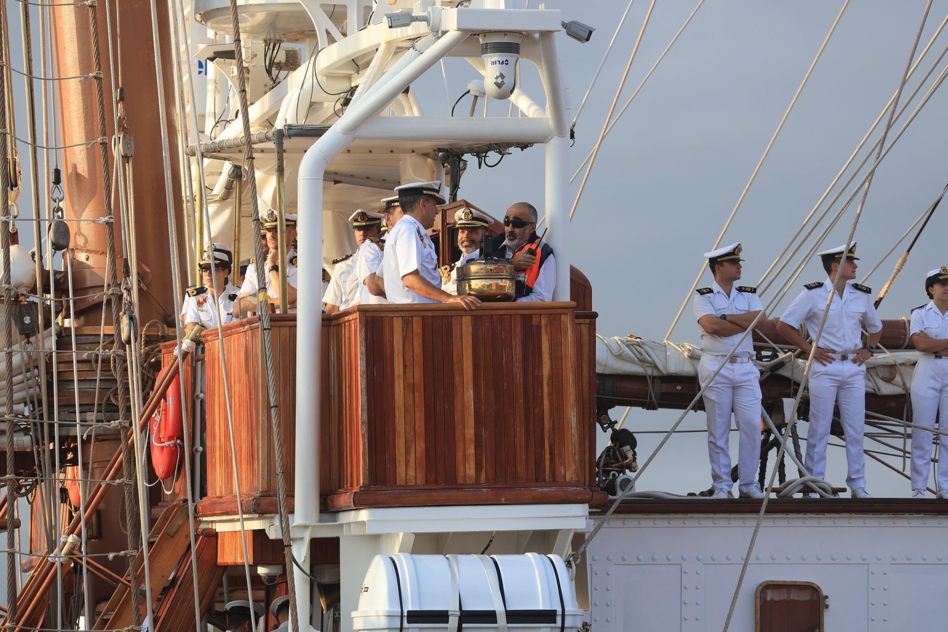 Lágrimas y abrazos en el recibimiento en Gijón de la Princesa Leonor y del &#039;Juan Sebastián de Elcano&#039;