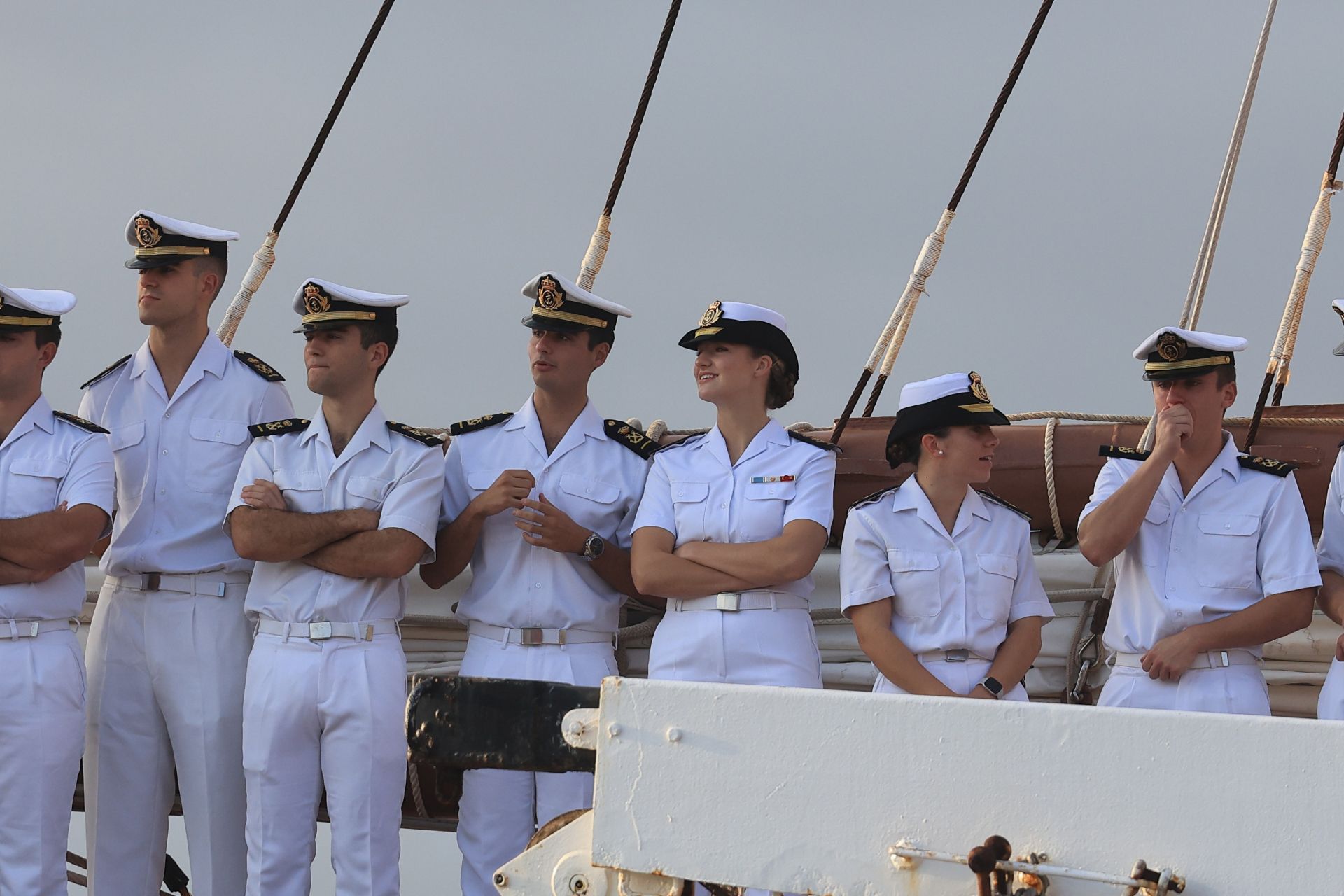 Lágrimas y abrazos en el recibimiento en Gijón de la Princesa Leonor y del &#039;Juan Sebastián de Elcano&#039;
