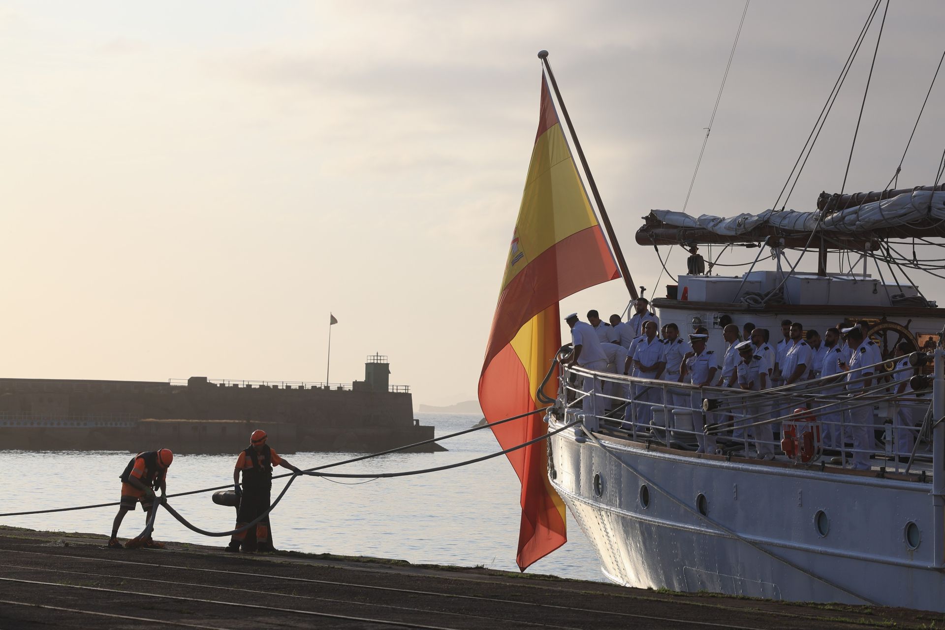 Lágrimas y abrazos en el recibimiento en Gijón de la Princesa Leonor y del &#039;Juan Sebastián de Elcano&#039;