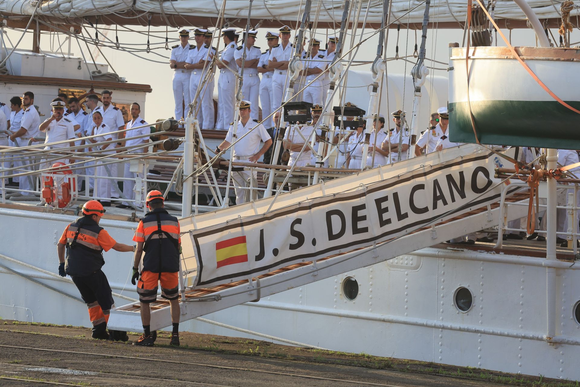 Lágrimas y abrazos en el recibimiento en Gijón de la Princesa Leonor y del &#039;Juan Sebastián de Elcano&#039;
