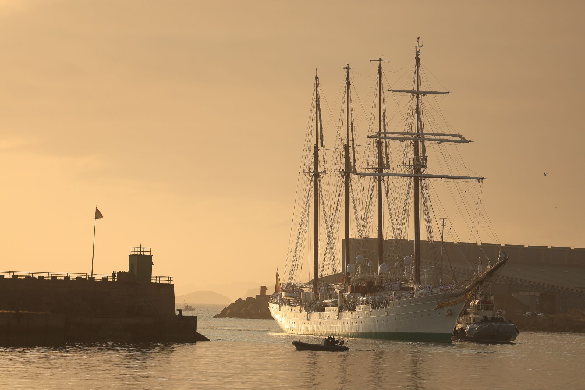 Lágrimas y abrazos en el recibimiento en Gijón de la Princesa Leonor y del &#039;Juan Sebastián de Elcano&#039;