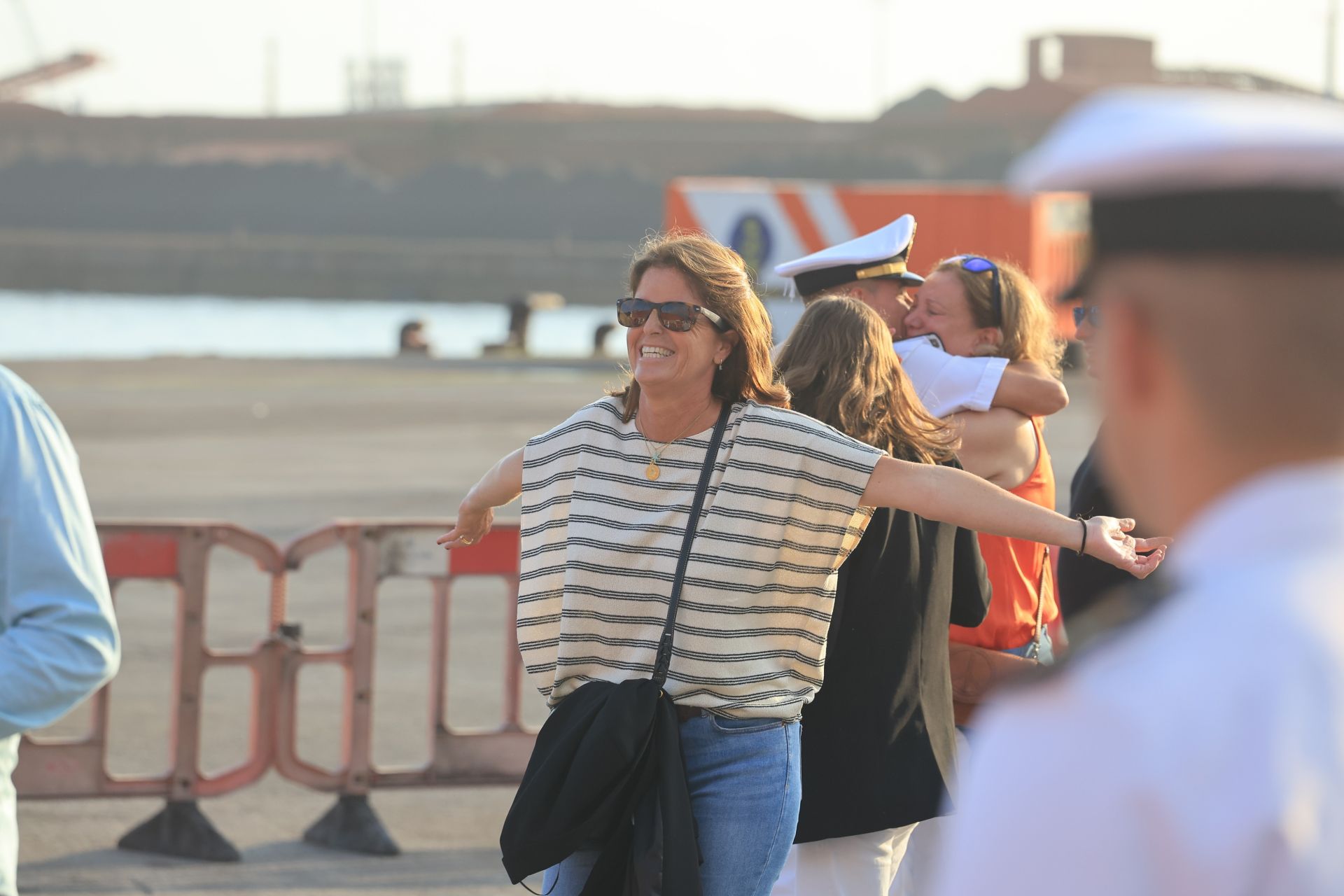 Lágrimas y abrazos en el recibimiento en Gijón de la Princesa Leonor y del &#039;Juan Sebastián de Elcano&#039;