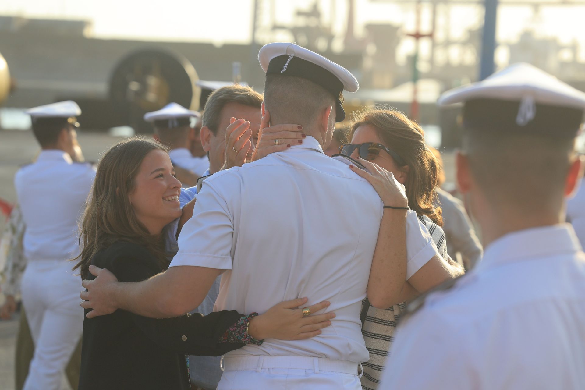 Lágrimas y abrazos en el recibimiento en Gijón de la Princesa Leonor y del &#039;Juan Sebastián de Elcano&#039;