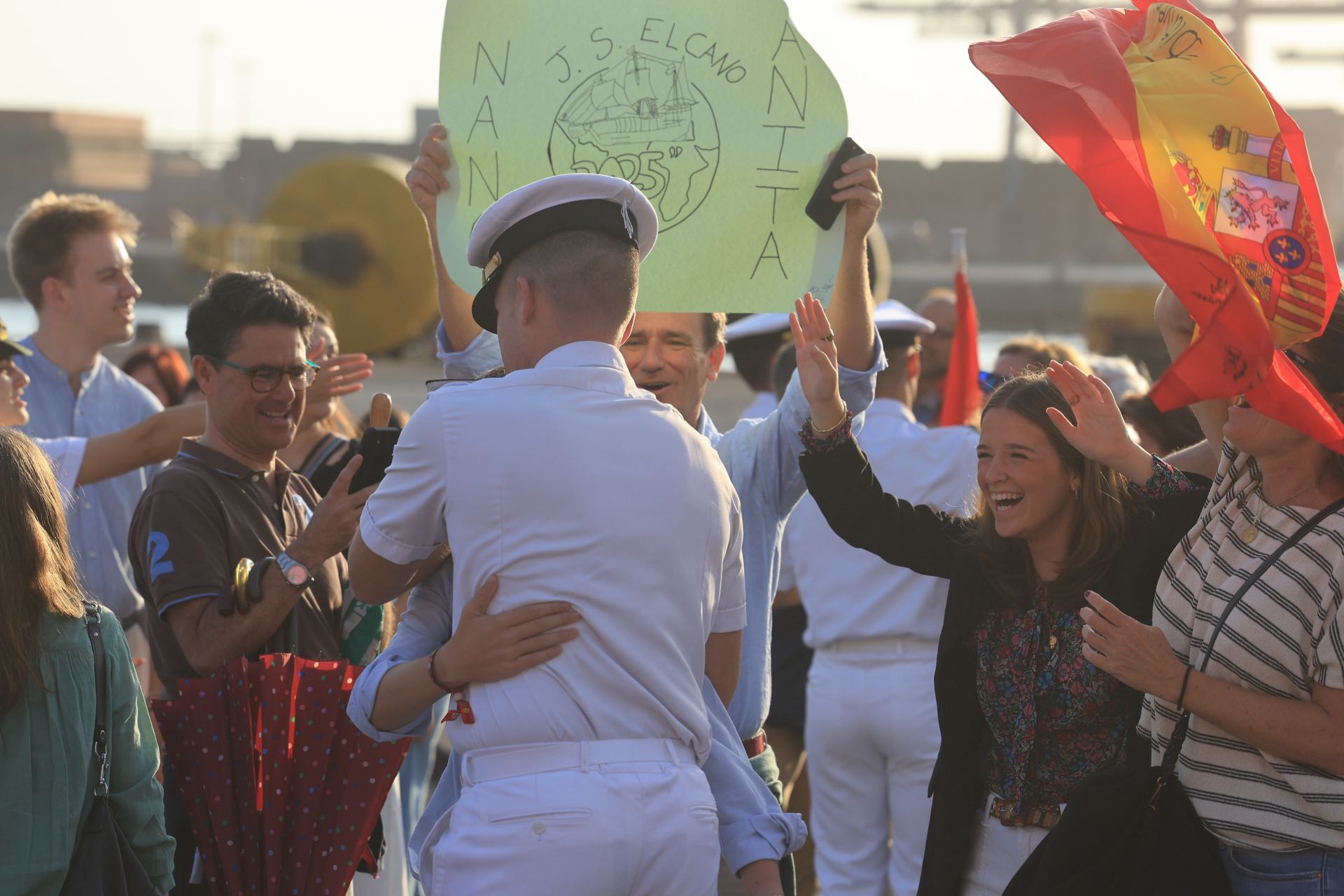 Lágrimas y abrazos en el recibimiento en Gijón de la Princesa Leonor y del &#039;Juan Sebastián de Elcano&#039;