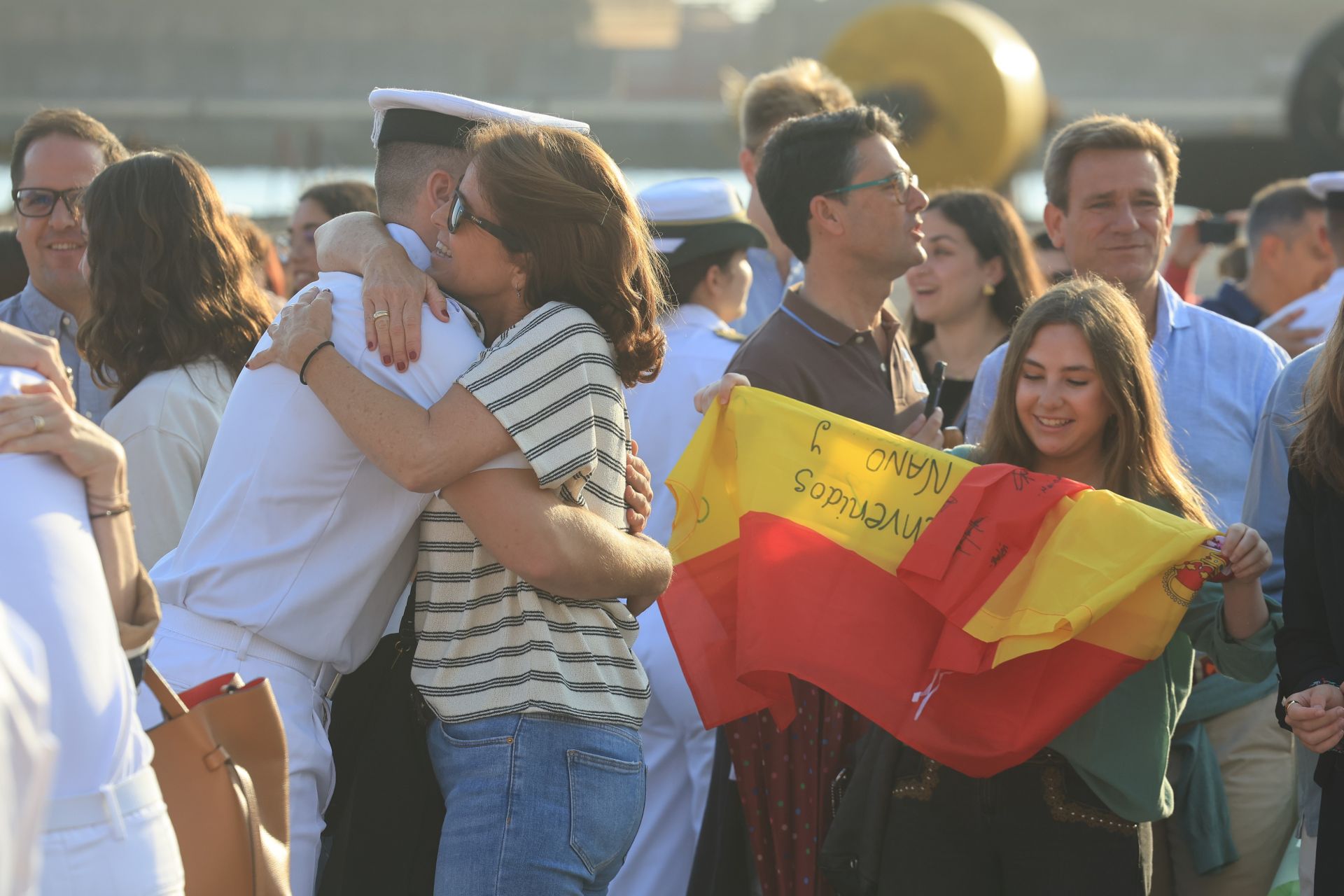 Lágrimas y abrazos en el recibimiento en Gijón de la Princesa Leonor y del &#039;Juan Sebastián de Elcano&#039;