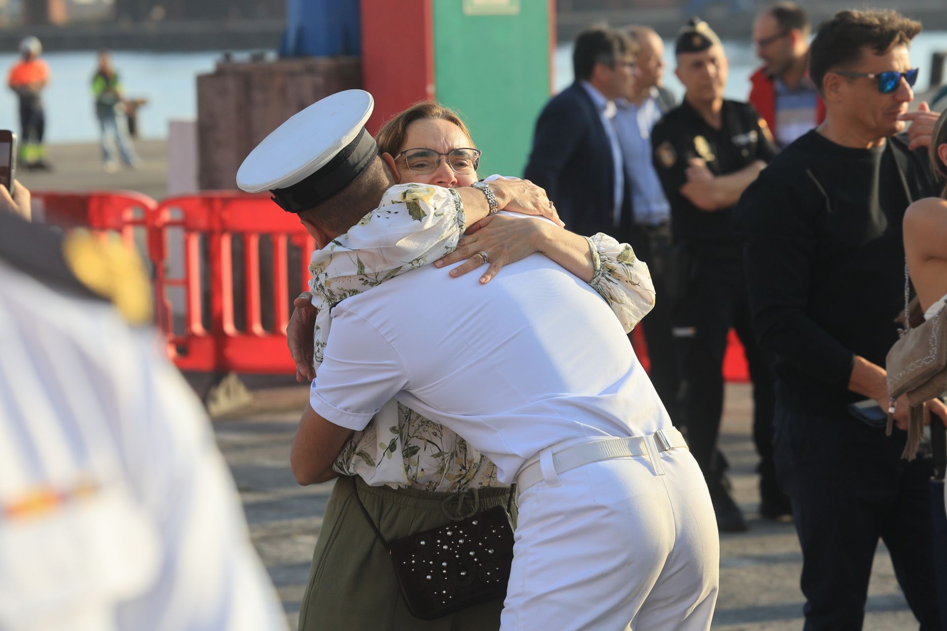Lágrimas y abrazos en el recibimiento en Gijón de la Princesa Leonor y del &#039;Juan Sebastián de Elcano&#039;