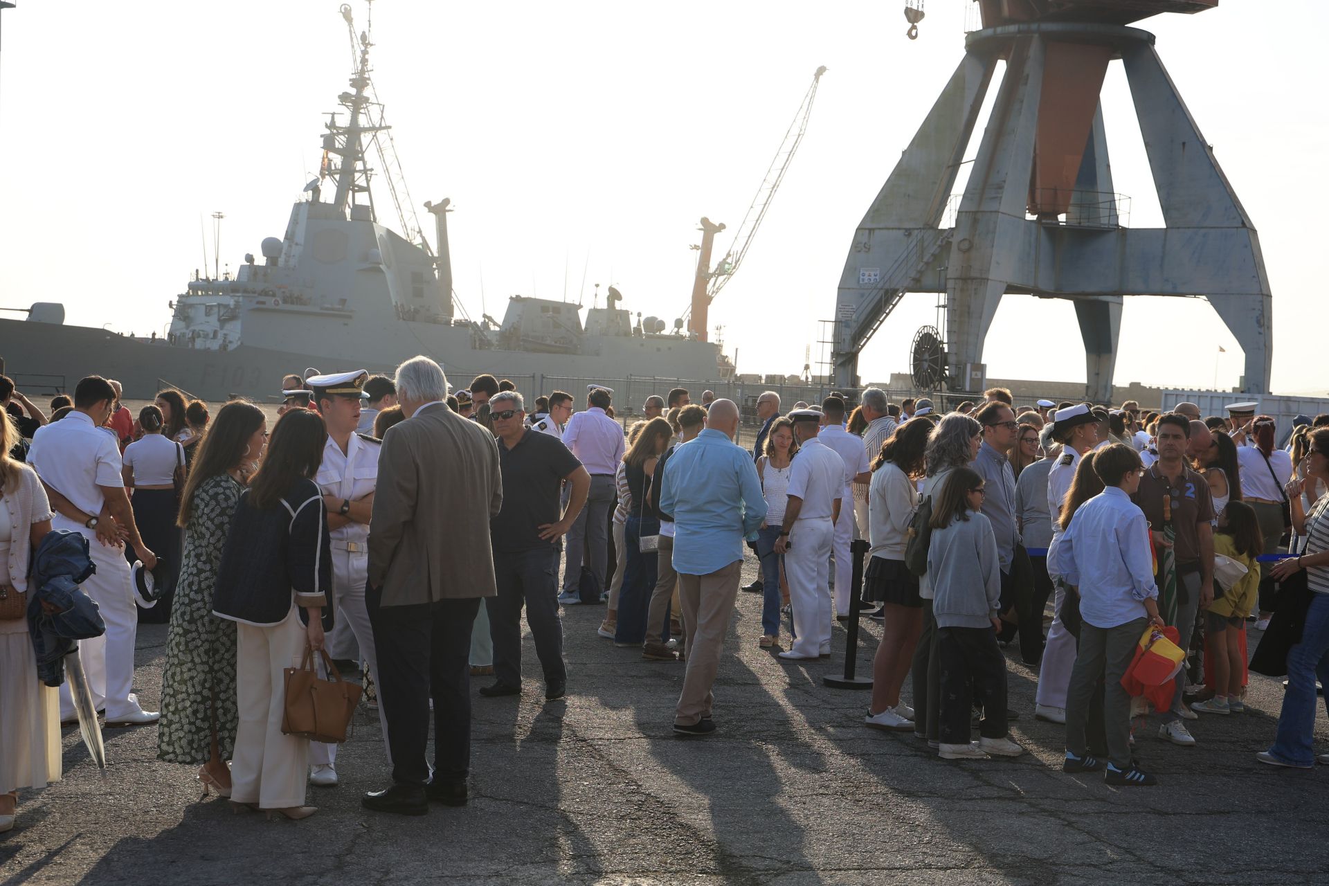 Lágrimas y abrazos en el recibimiento en Gijón de la Princesa Leonor y del &#039;Juan Sebastián de Elcano&#039;