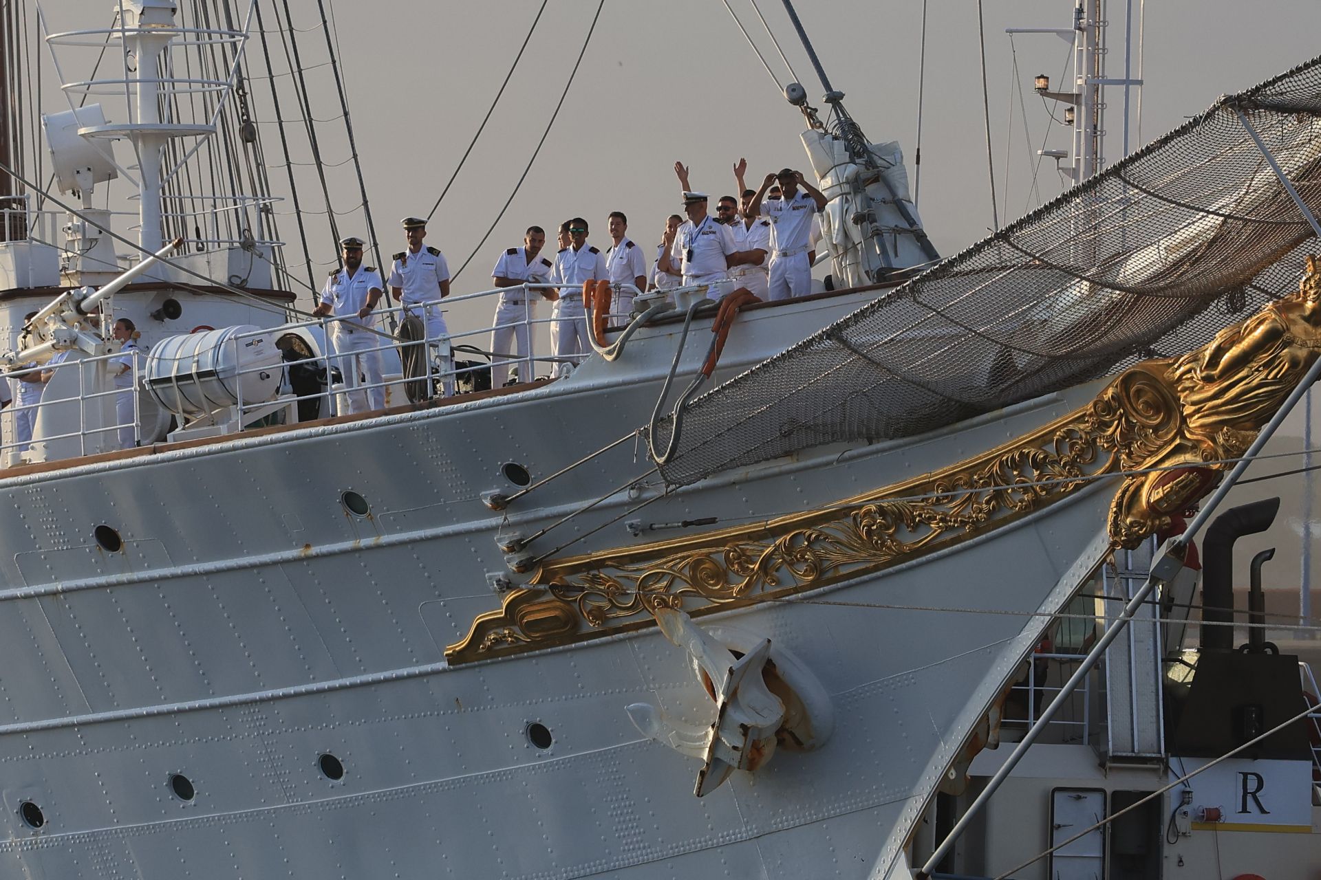 Lágrimas y abrazos en el recibimiento en Gijón de la Princesa Leonor y del &#039;Juan Sebastián de Elcano&#039;