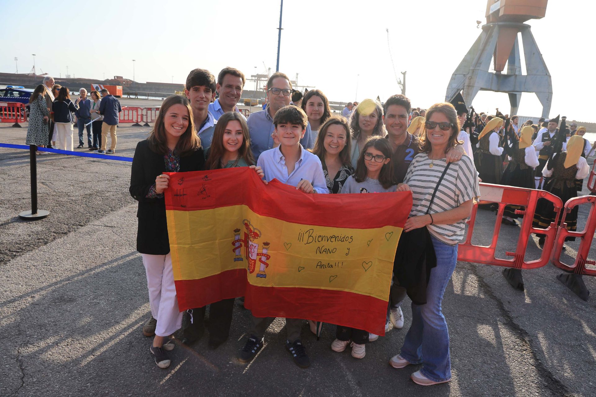 Lágrimas y abrazos en el recibimiento en Gijón de la Princesa Leonor y del &#039;Juan Sebastián de Elcano&#039;