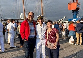 Lucas, con su padre, Manuel Granda, y su madre, Natalia Braña.