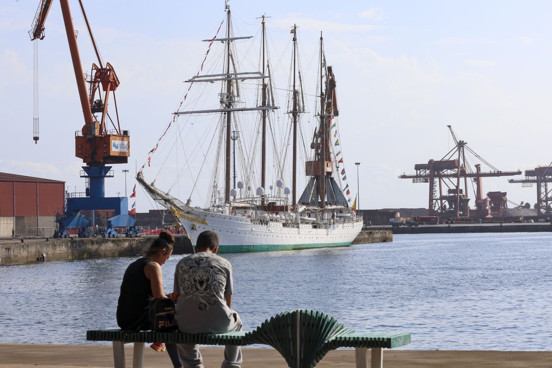 Lágrimas y abrazos en el recibimiento en Gijón de la Princesa Leonor y del &#039;Juan Sebastián de Elcano&#039;