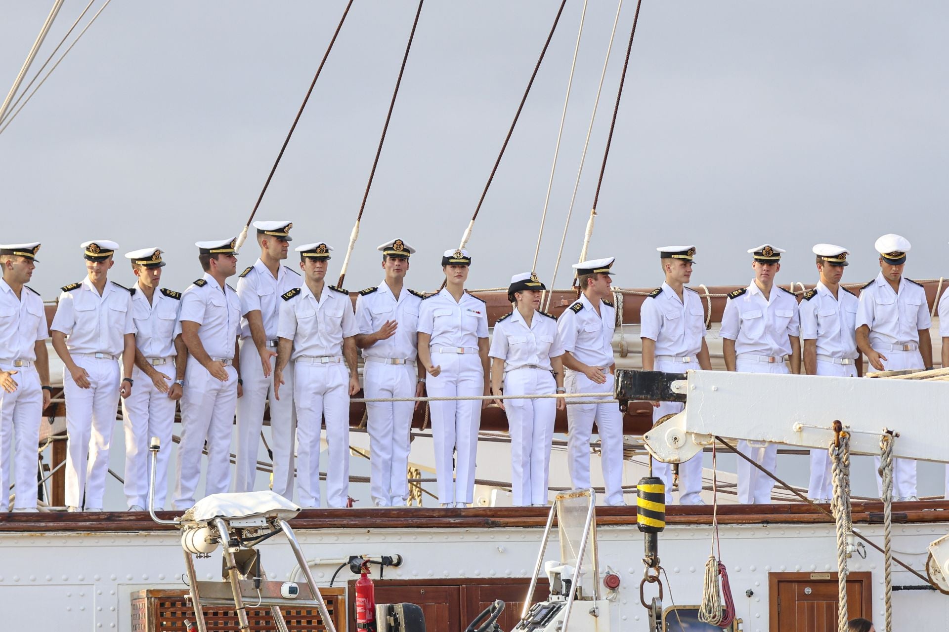 Lágrimas y abrazos en el recibimiento en Gijón de la Princesa Leonor y del &#039;Juan Sebastián de Elcano&#039;