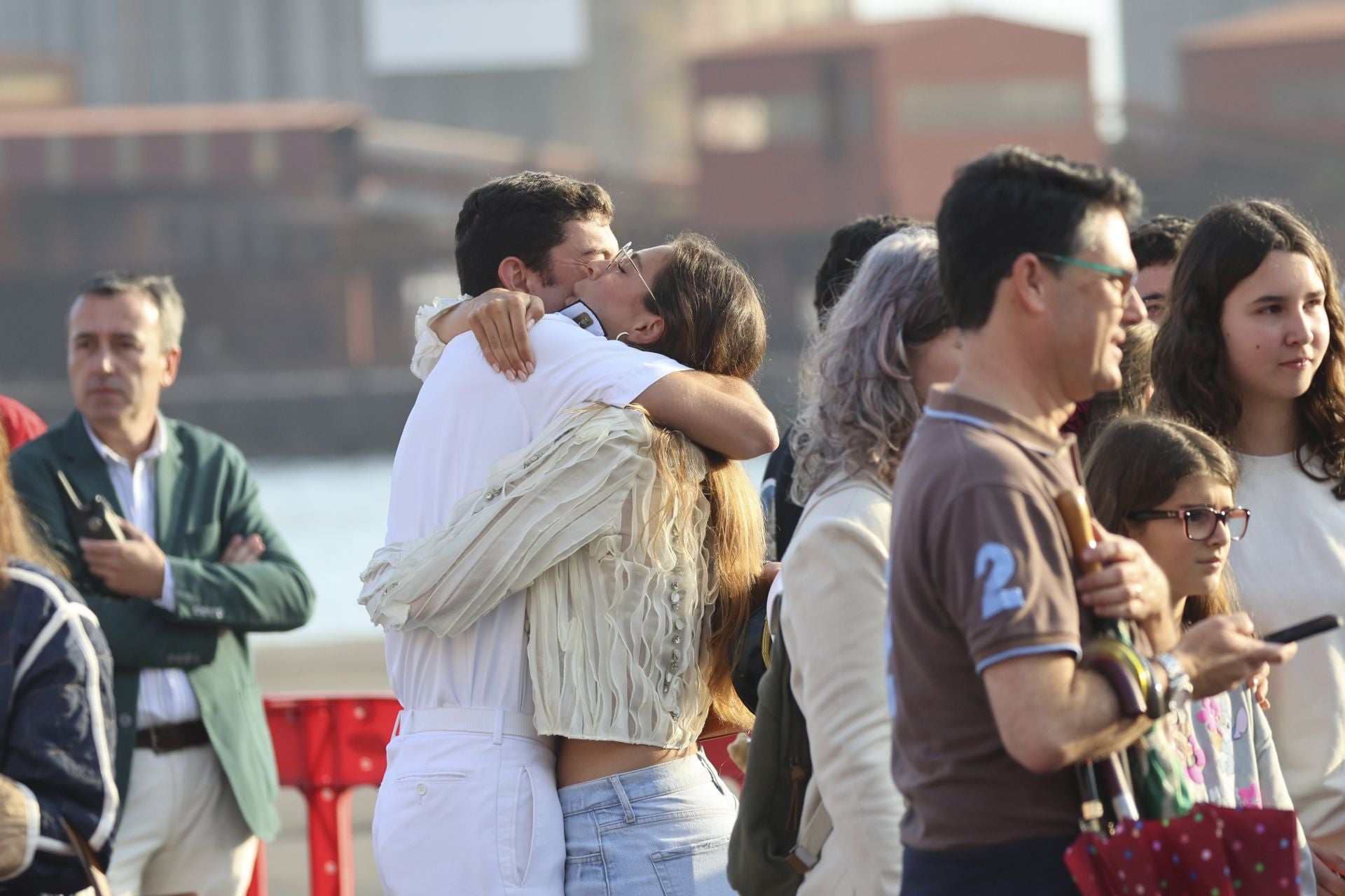 Lágrimas y abrazos en el recibimiento en Gijón de la Princesa Leonor y del &#039;Juan Sebastián de Elcano&#039;