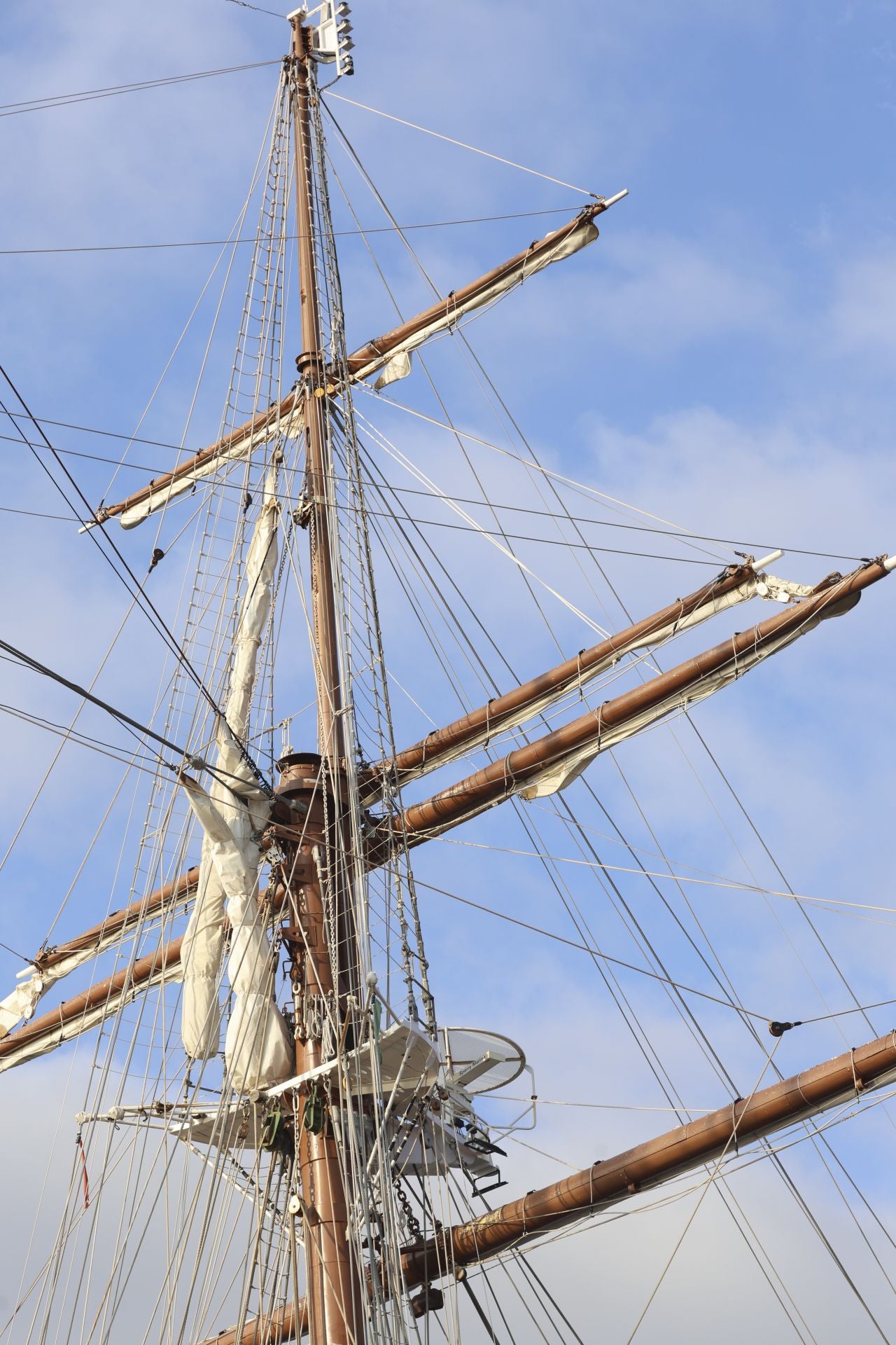 Lágrimas y abrazos en el recibimiento en Gijón de la Princesa Leonor y del &#039;Juan Sebastián de Elcano&#039;