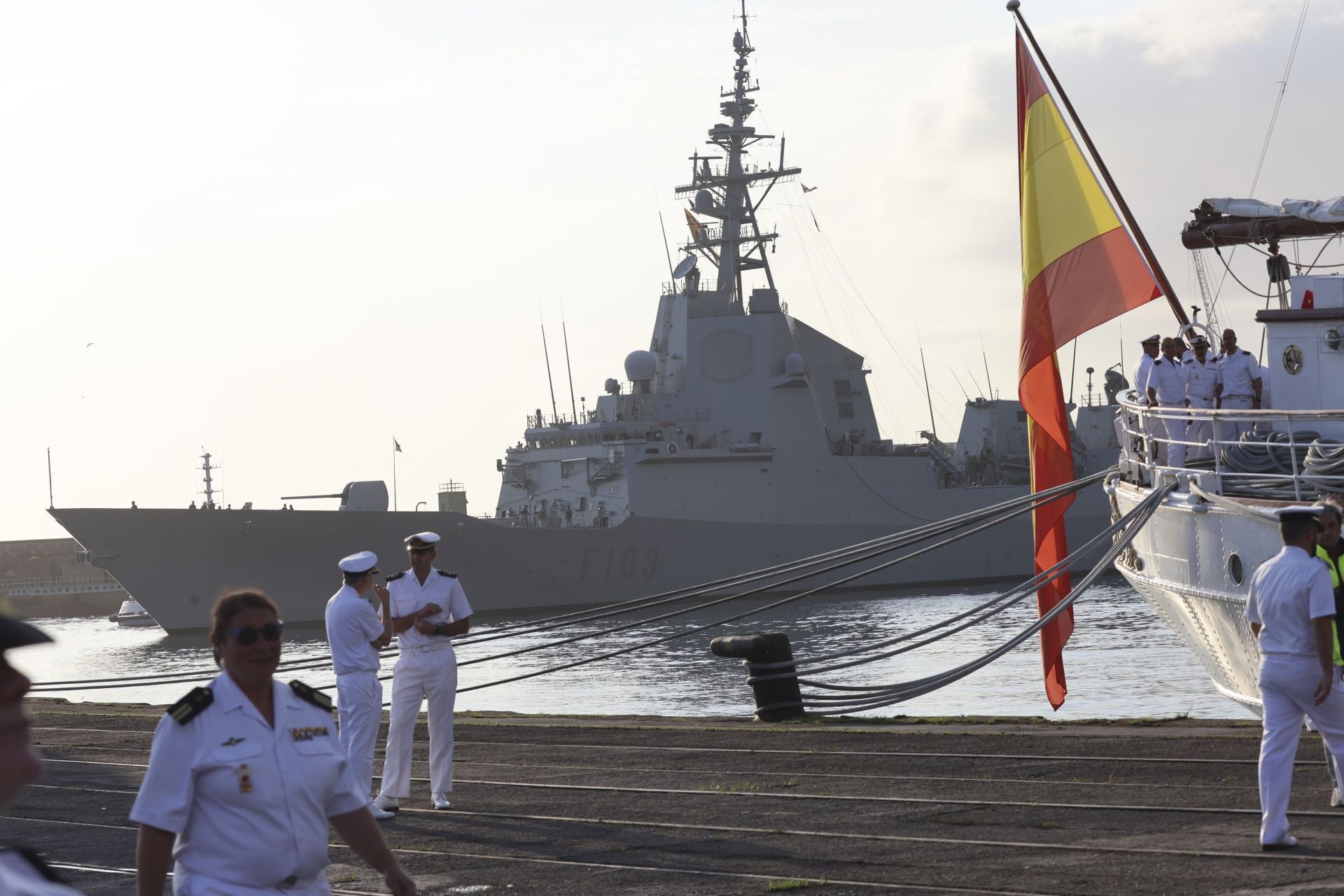 Lágrimas y abrazos en el recibimiento en Gijón de la Princesa Leonor y del &#039;Juan Sebastián de Elcano&#039;