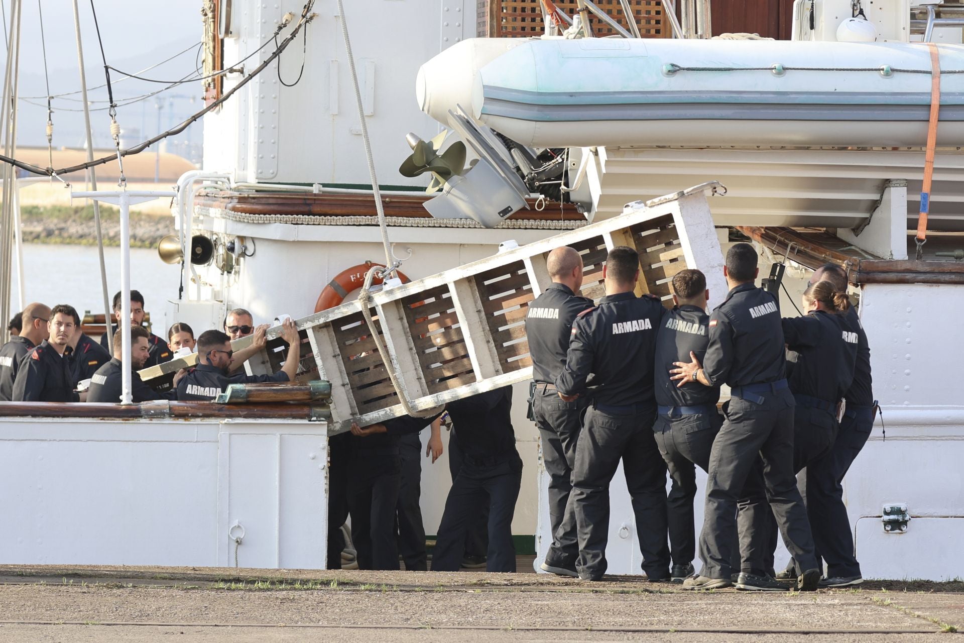 Lágrimas y abrazos en el recibimiento en Gijón de la Princesa Leonor y del &#039;Juan Sebastián de Elcano&#039;
