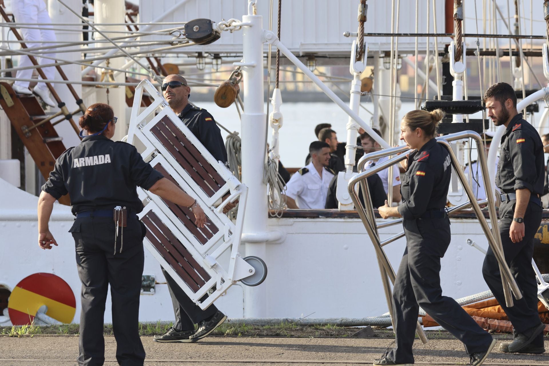 Lágrimas y abrazos en el recibimiento en Gijón de la Princesa Leonor y del &#039;Juan Sebastián de Elcano&#039;