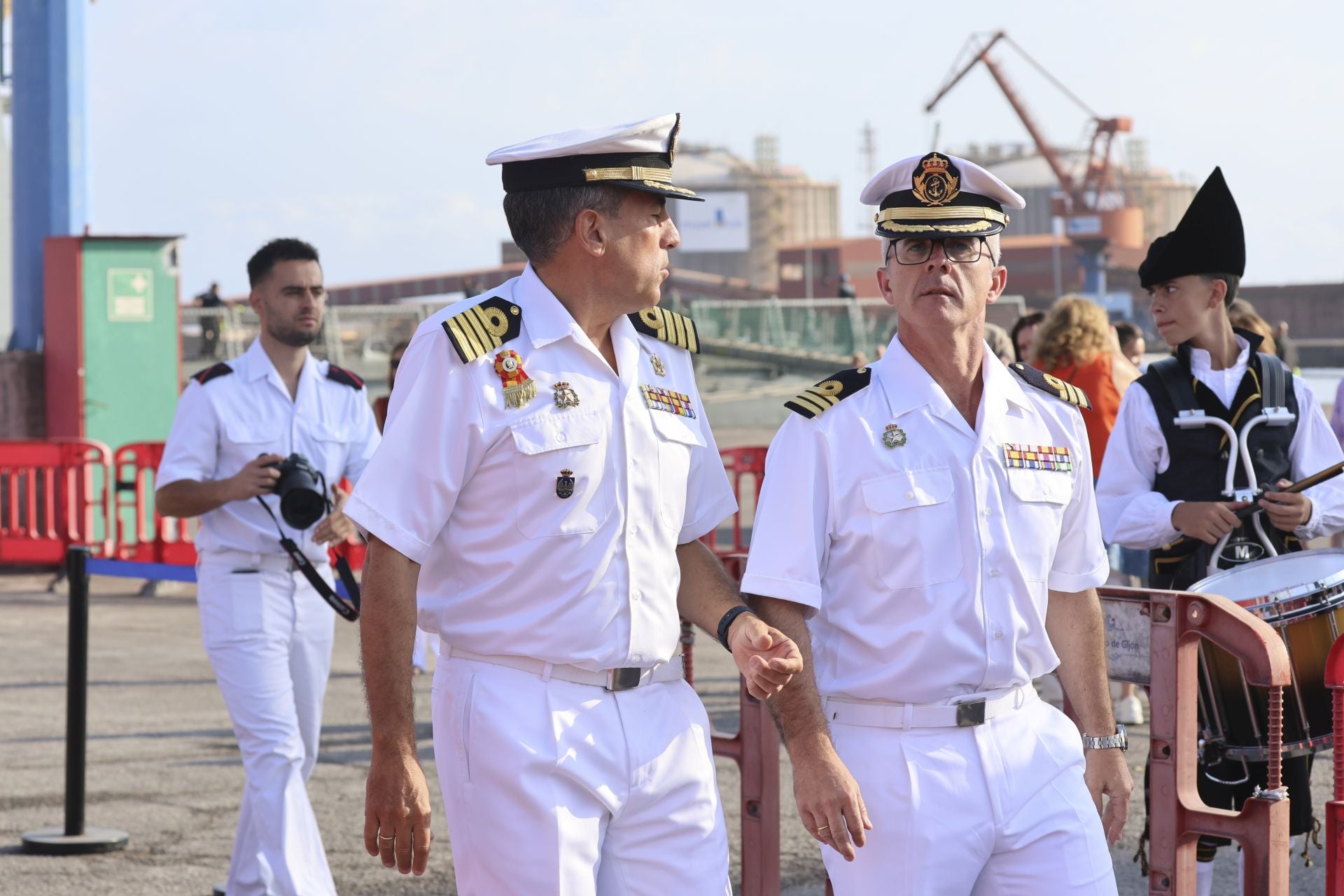 Lágrimas y abrazos en el recibimiento en Gijón de la Princesa Leonor y del &#039;Juan Sebastián de Elcano&#039;