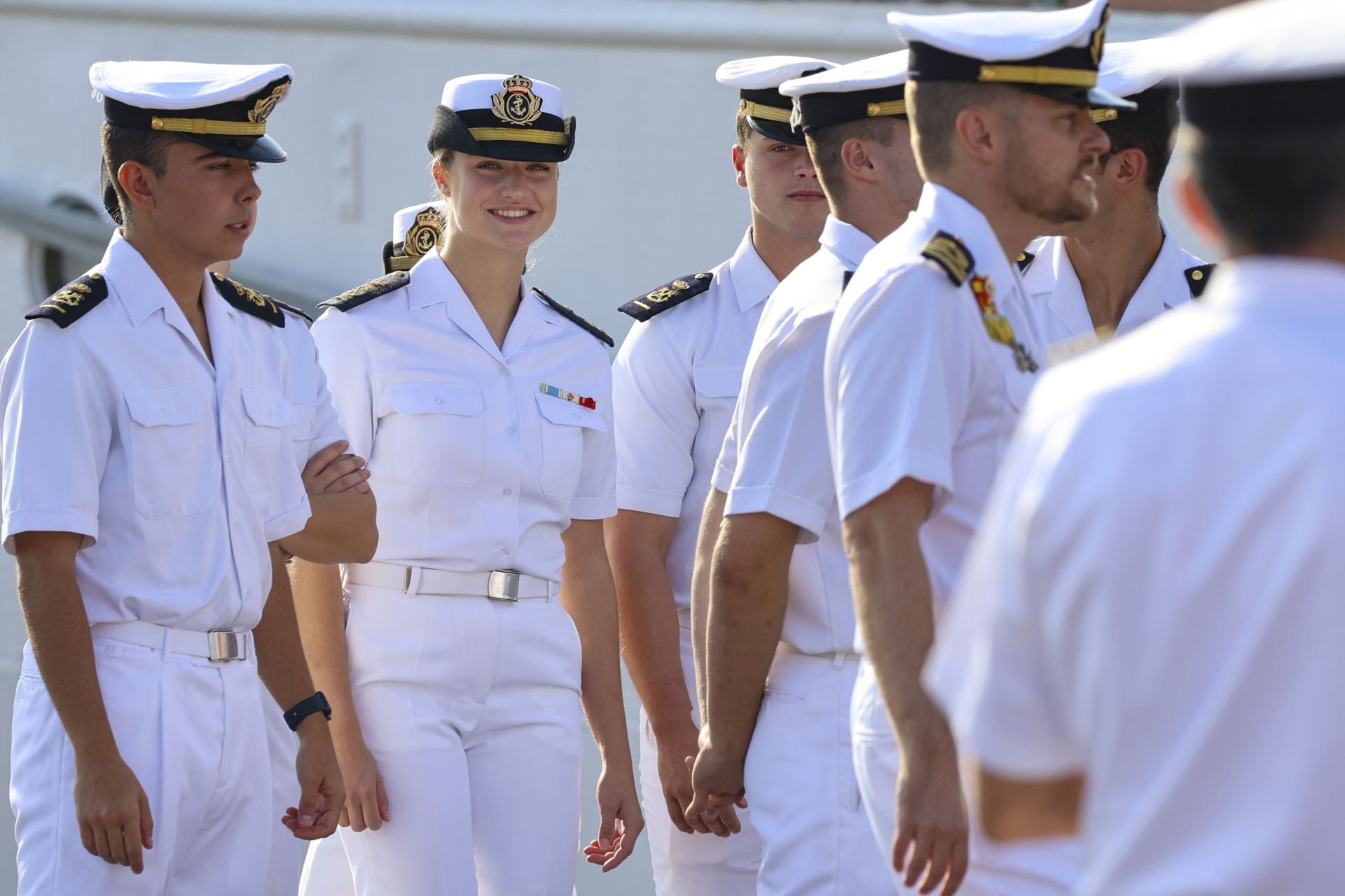 Lágrimas y abrazos en el recibimiento en Gijón de la Princesa Leonor y del &#039;Juan Sebastián de Elcano&#039;