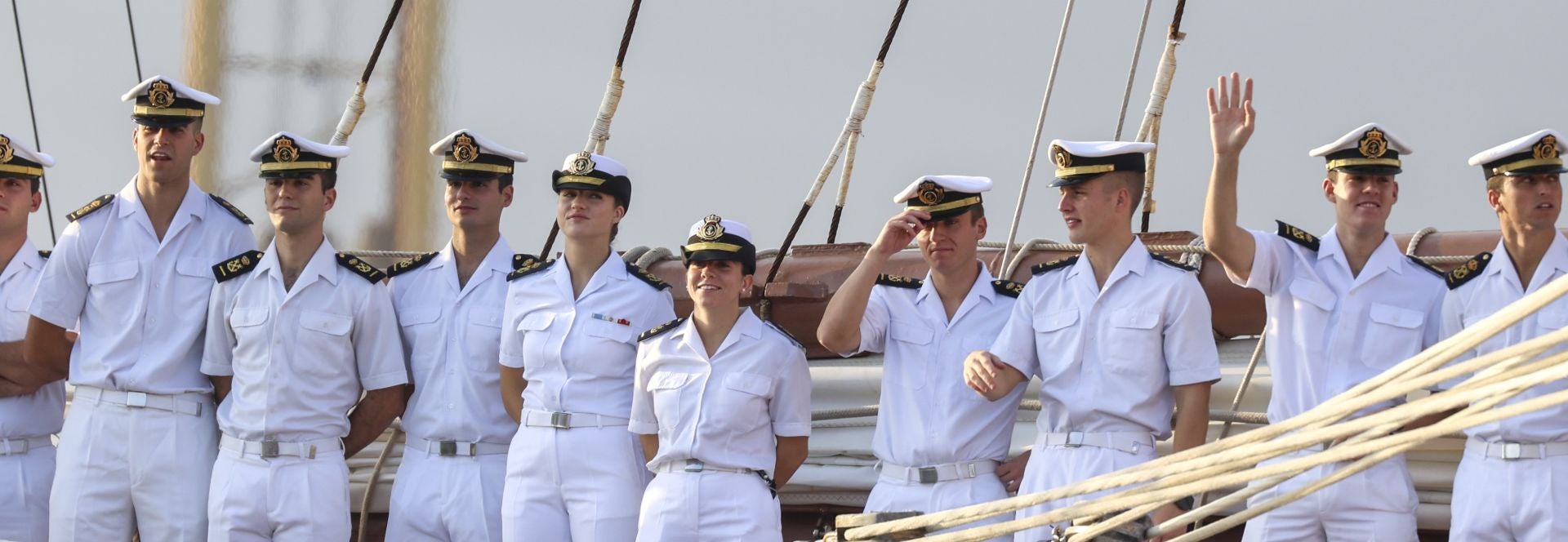 Lágrimas y abrazos en el recibimiento en Gijón de la Princesa Leonor y del &#039;Juan Sebastián de Elcano&#039;