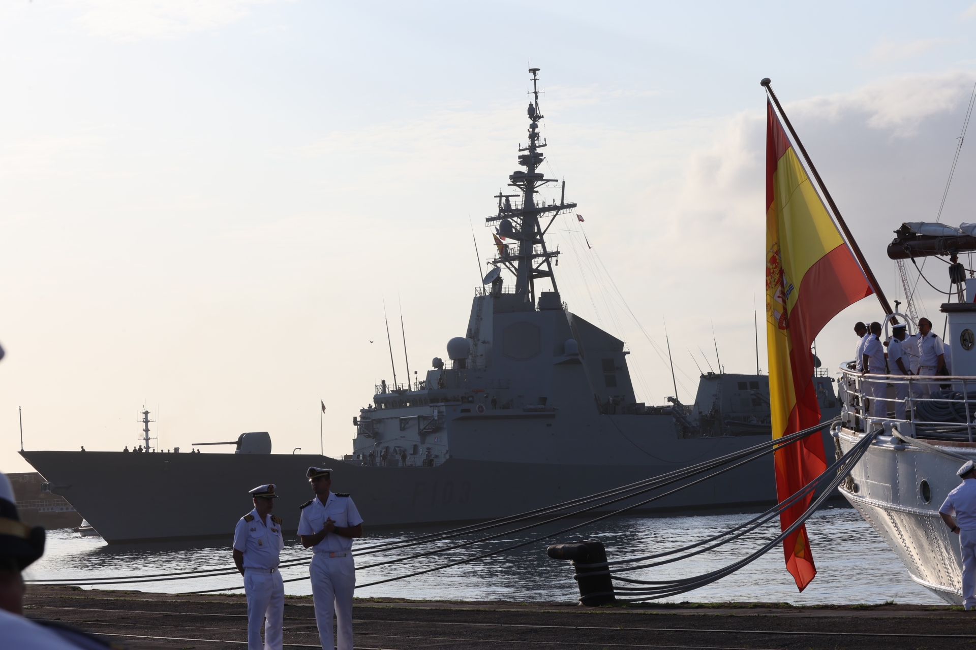 Lágrimas y abrazos en el recibimiento en Gijón de la Princesa Leonor y del &#039;Juan Sebastián de Elcano&#039;