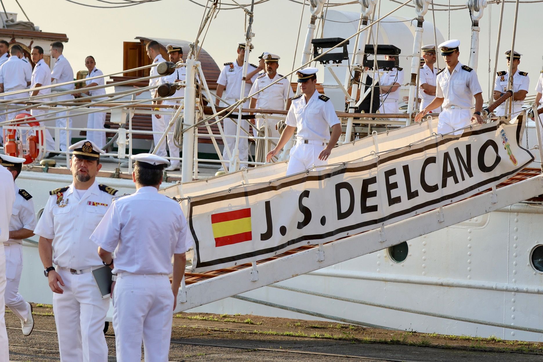 Lágrimas y abrazos en el recibimiento en Gijón de la Princesa Leonor y del &#039;Juan Sebastián de Elcano&#039;