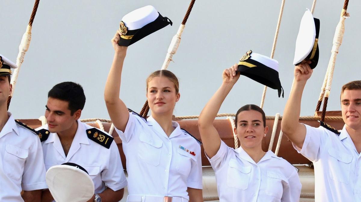 Vídeo: el saludo de la Princesa Leonor y sus compañeros guardiamarinas a su llegada a Gijón
