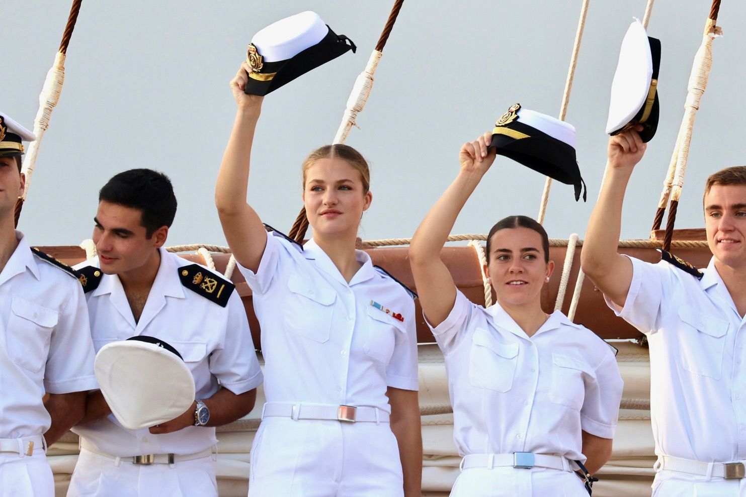 Lágrimas y abrazos en el recibimiento en Gijón de la Princesa Leonor y del &#039;Juan Sebastián de Elcano&#039;