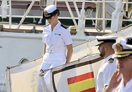 La Princesa Leonor, bajándose de 'Elcano' a su llegada a Gijón.