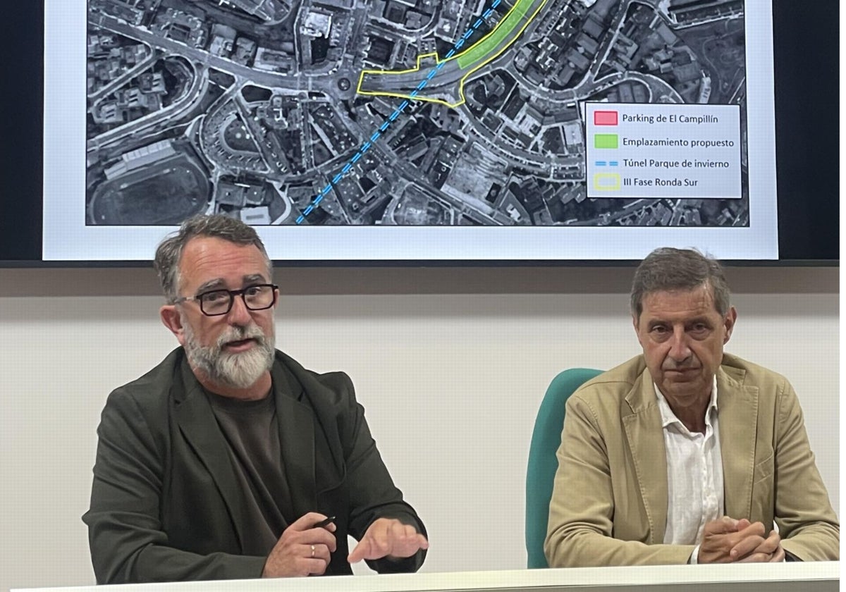Los socialistas Juan Álvarez y Carlos Fernández Llaneza, en la rueda de prensa.