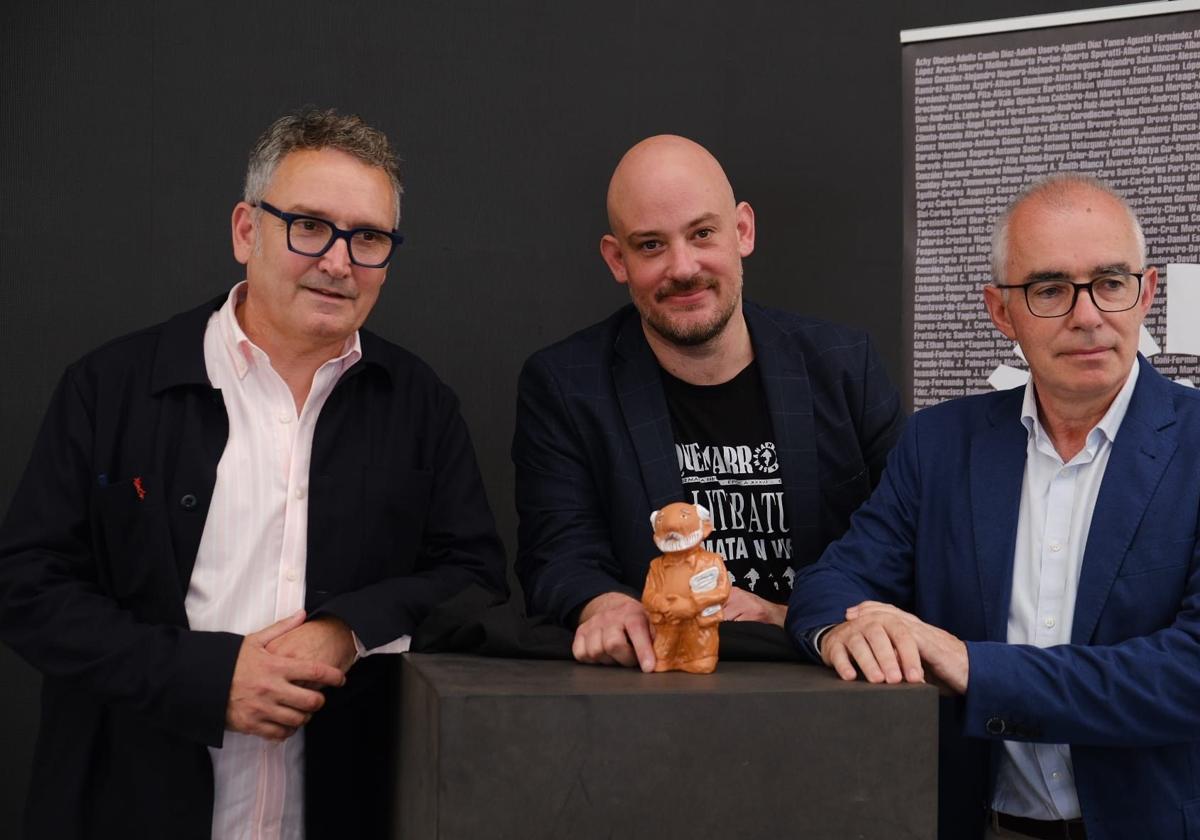 Gilberto Villoria, Miguel Barrero y Antón García descubren la imagen del Rufo, que rinde tributo a Ángel González.