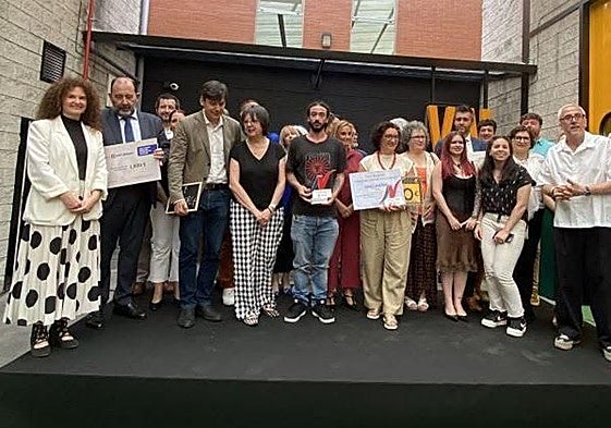 Los premiados, con el jurado y los patrocinadores del premio Semillero de Valnalón.