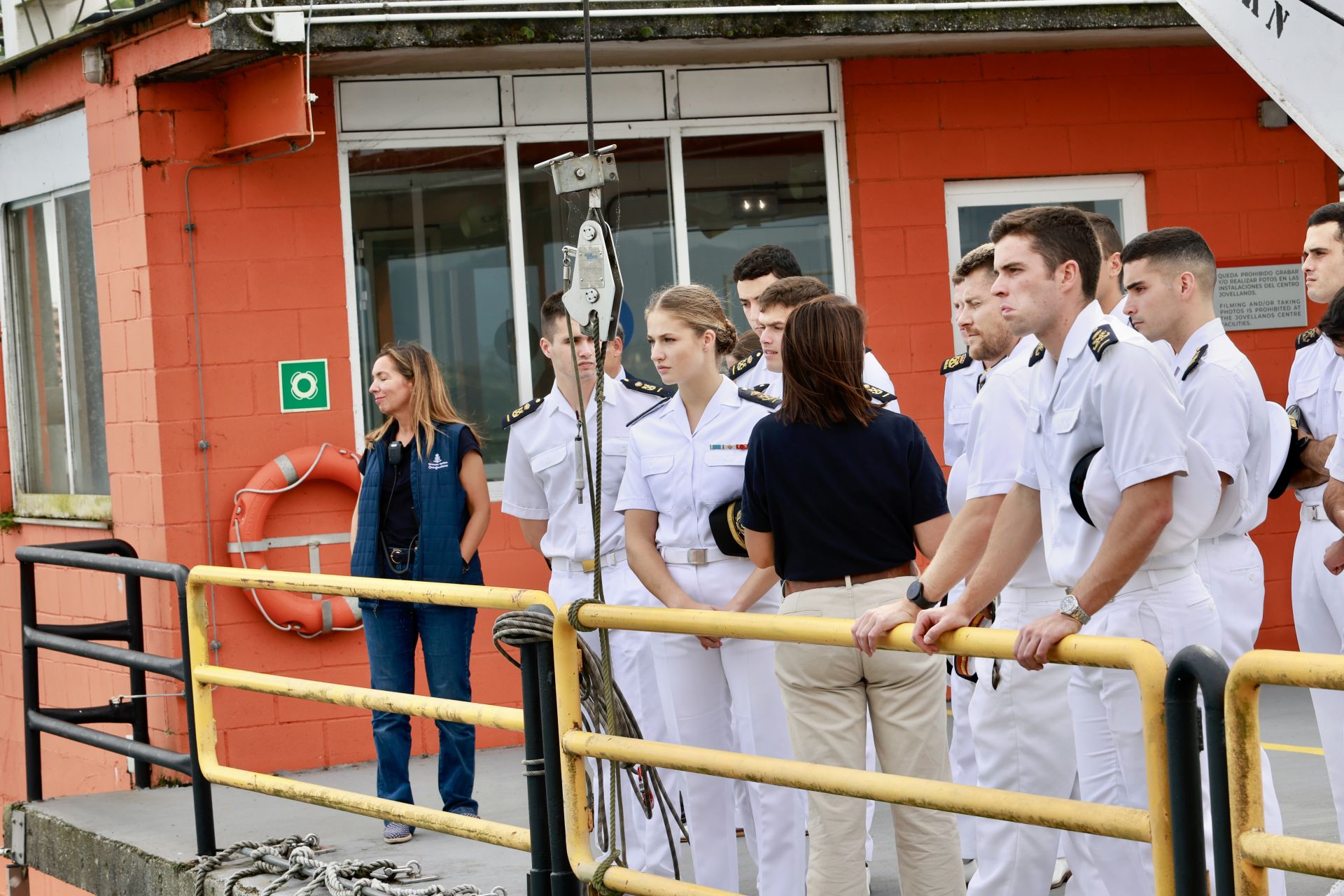 De la mar a Veranes: los guardiamarinas conocen el Centro Jovellanos de Salvamento Marítimo