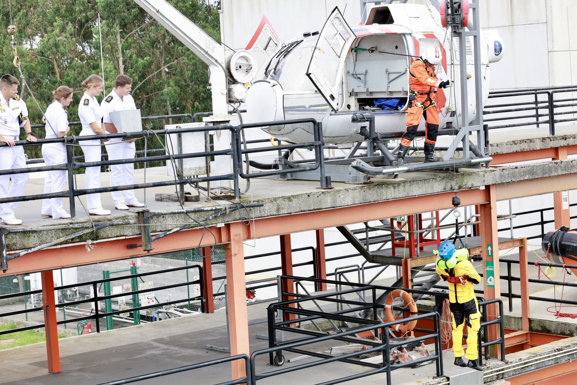 De la mar a Veranes: los guardiamarinas conocen el Centro Jovellanos de Salvamento Marítimo