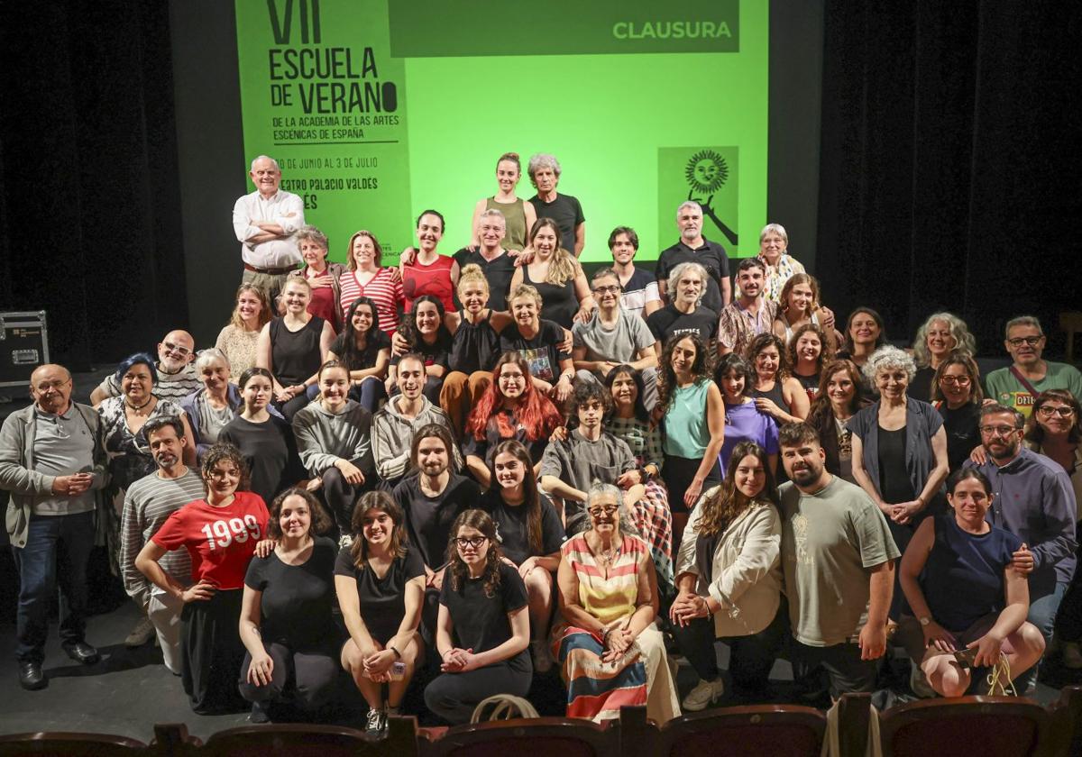 Foto de familia de asistentes y profesorado de la Escuela de Verano de Artes Escénicas.