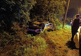 El vehículo que se salió de la vía en la zona de El Cueto.