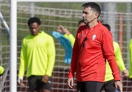 Asier Garitano, en un entrenamiento del curso pasado, con Pierre Mbemba al fondo.