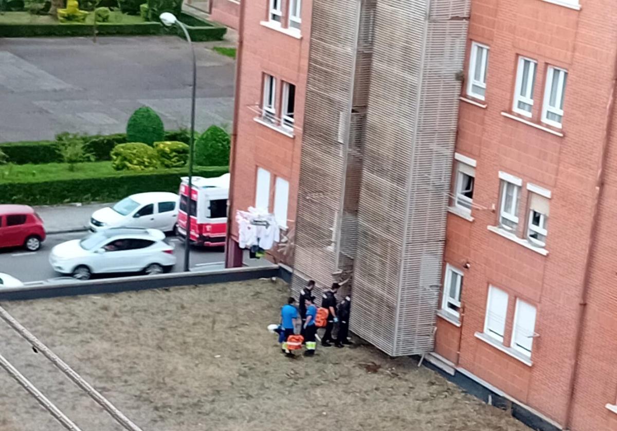 Cae desde una ventana en el Polígono de la Magdalena, en Avilés