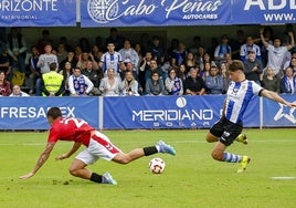 Aficionados del Real Avilés celebran uno de los goles de Javi Cueto en la final por el ascenso.
