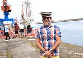 Aurelio Martínez Cortina después de realizar su visita al Juan Sebastián Elcano.