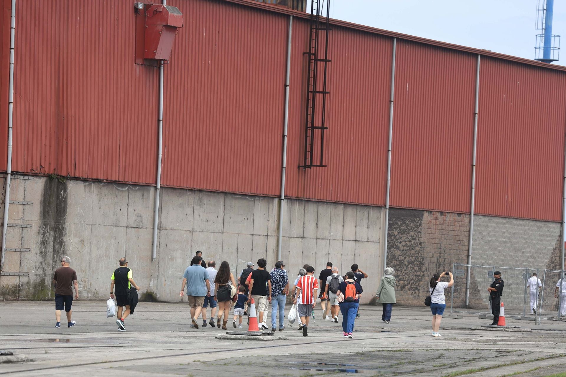 Largas colas en Gijón para visitar el &#039;Elcano&#039;