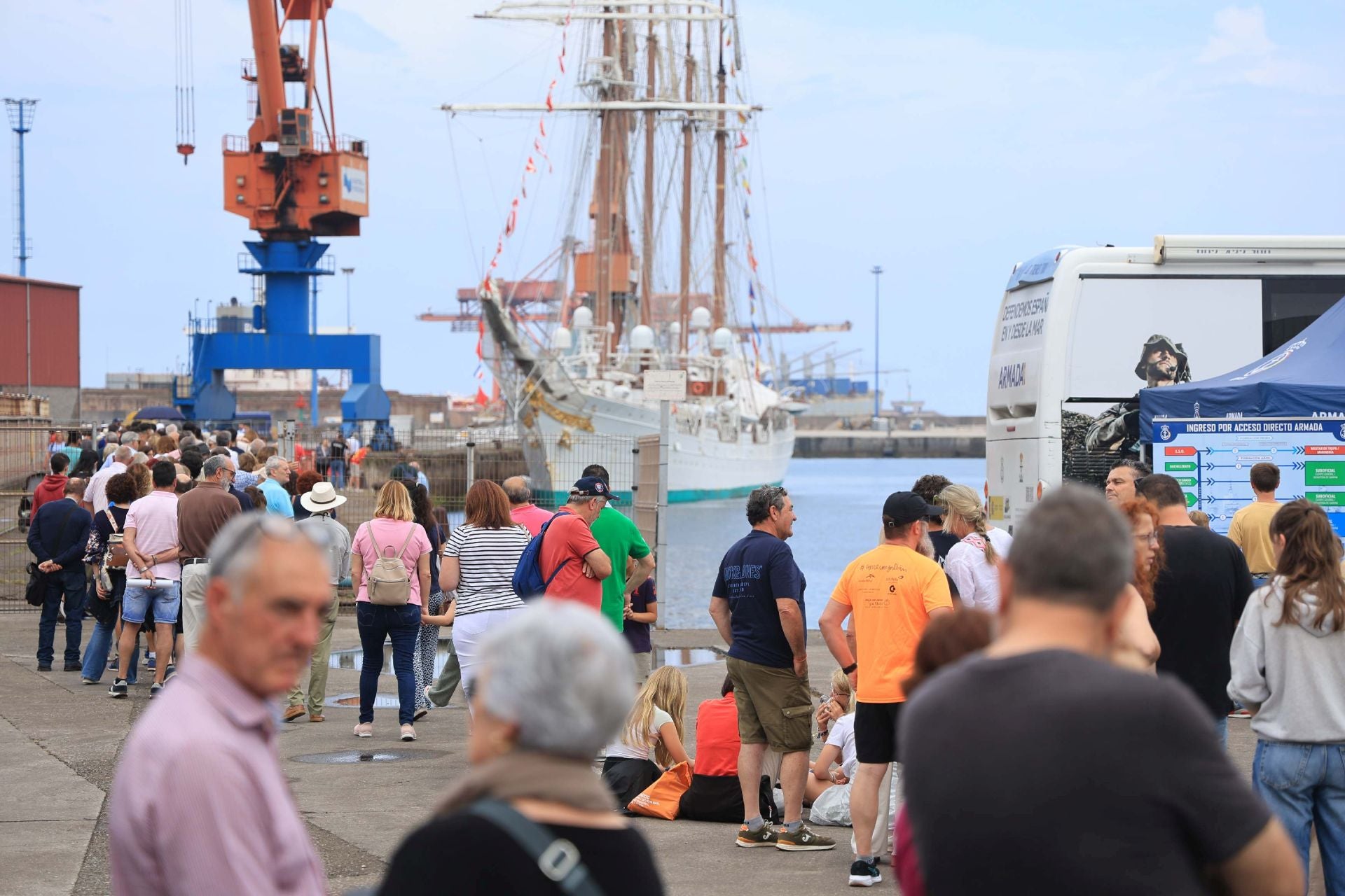 Largas colas en Gijón para visitar el &#039;Elcano&#039;