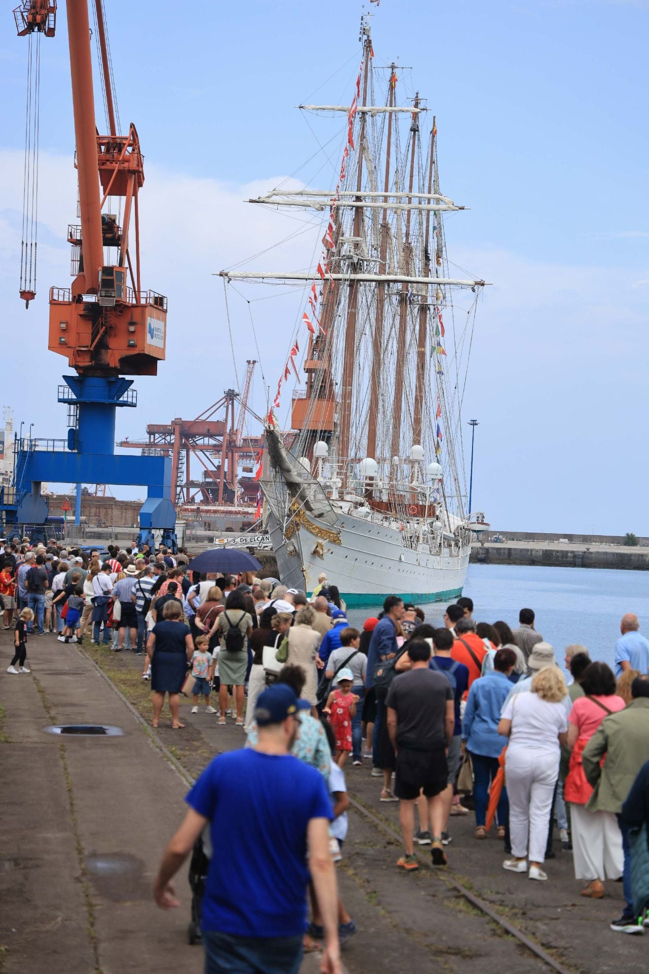 Largas colas en Gijón para visitar el &#039;Elcano&#039;