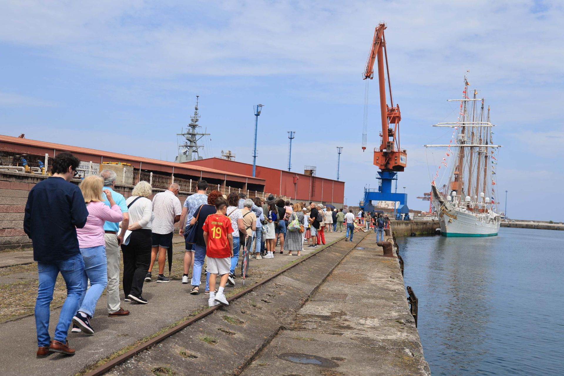 Largas colas en Gijón para visitar el &#039;Elcano&#039;
