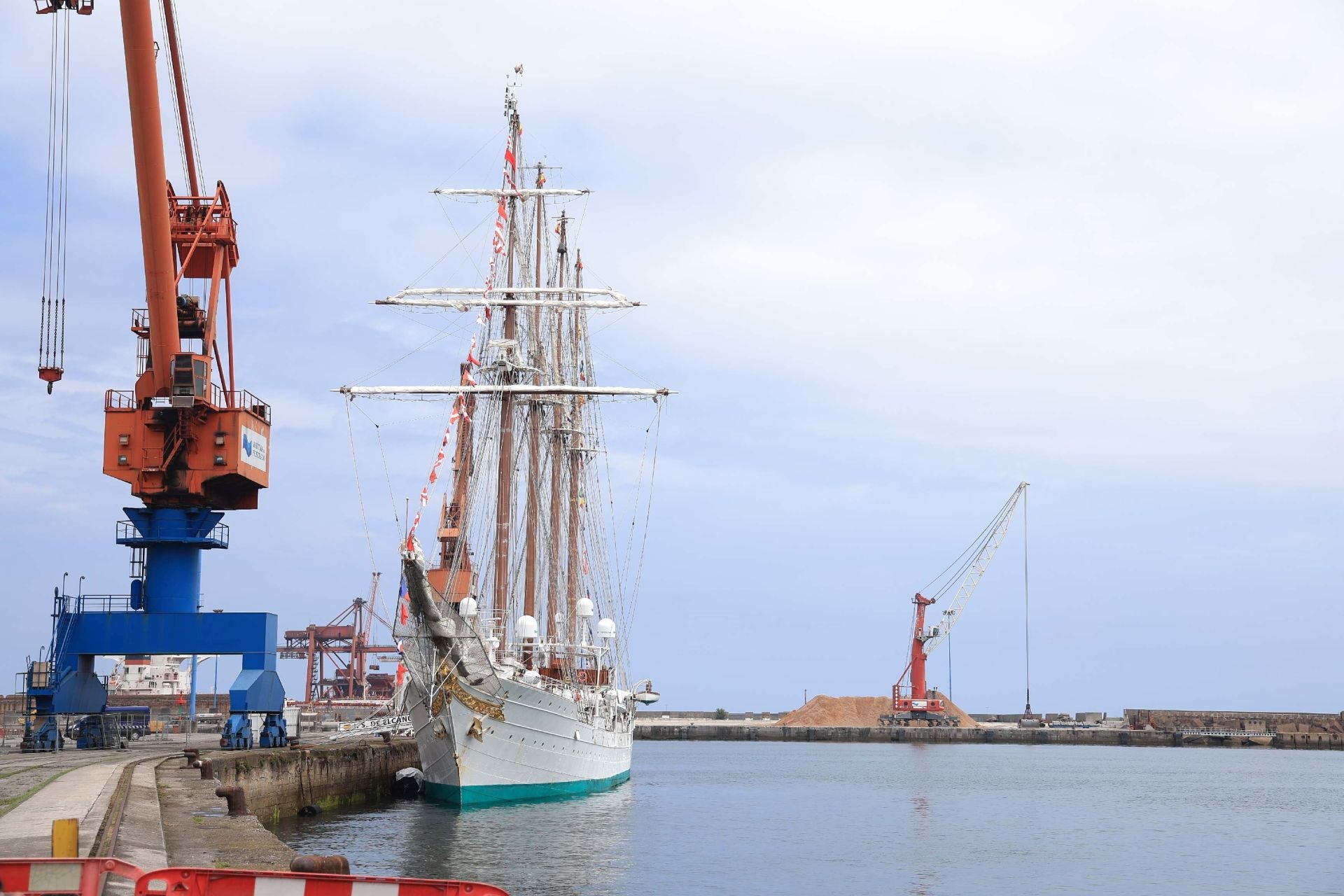 Largas colas en Gijón para visitar el &#039;Elcano&#039;