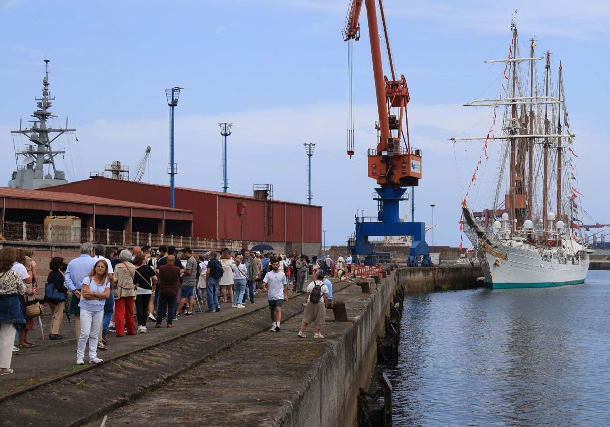 Largas colas en Gijón para visitar el &#039;Elcano&#039;