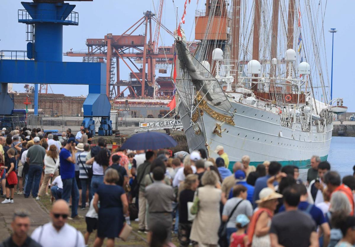 Un grupo de visitantes en la cola para entrar al buque 'Juan Sebastián de Elcano'.