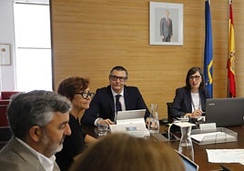 Alejandro Calvo, Carmen Moriyón, José Luis Barettino y Nieves Roqueñí, este viernes, al inicio de la reunión del consejo de administración de la Autoridad Portuaria de Gijón, en El Musel.