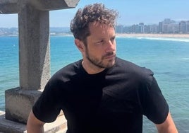 Daniel Diges se relaja en Gijón con vistas al Cantábrico